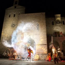 chisciotte, l'incanto del cavaliere spettacolo pirotecnica e fuoco