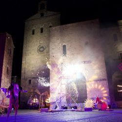 chisciotte, l'incanto del cavaliere spettacolo pirotecnica e fuoco